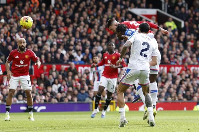 HLV Carrick thay đổi đặc biệt, M.U ngược dòng hạ Crystal Palace: Chính thức vào tốp 3- Ảnh 3.