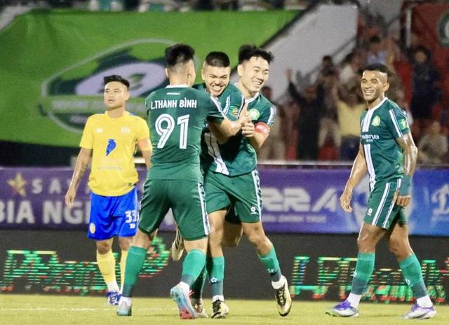 Công Phượng không được đăng ký, Trường Tươi Bình Phước vẫn thắng tưng bừng: Vô địch lượt đi- Ảnh 2.
