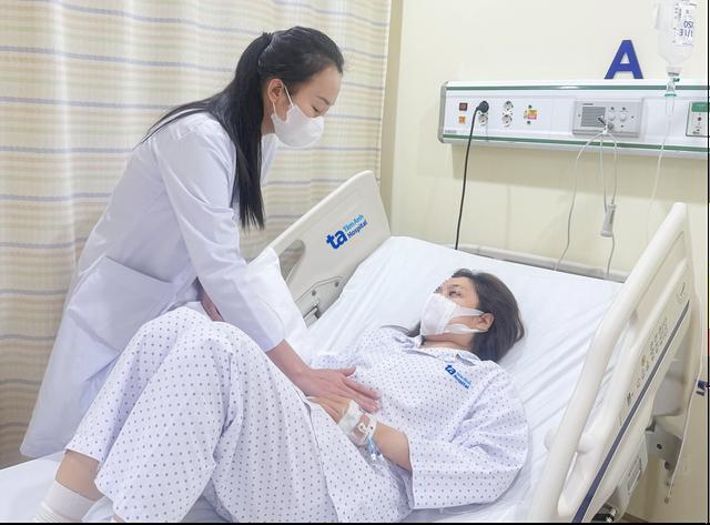 TP.HCM: Hàng loạt người nhập viện sau ăn bánh mì nghi ngộ độc thực phẩm - Ảnh 1.