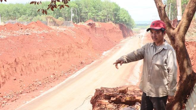 Hạ cốt nền đường ĐT.753, nhà dân 'treo' lơ lửng bên mép vực - Ảnh 13.