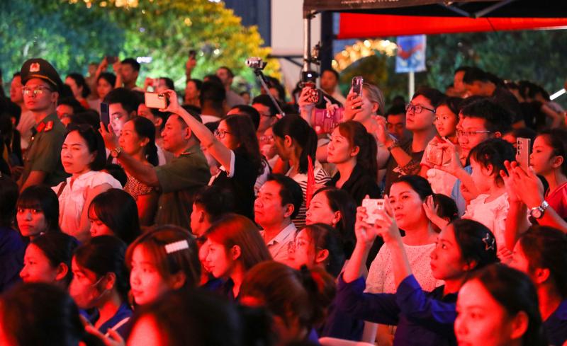 Không gian văn hóa 3 miền hội tụ tại chuỗi chương trình 'Tổ quốc bình yên' - Ảnh 9. Không gian văn hóa 3 miền hội tụ tại chuỗi chương trình 'Tổ quốc bình yên' - Ảnh 9.