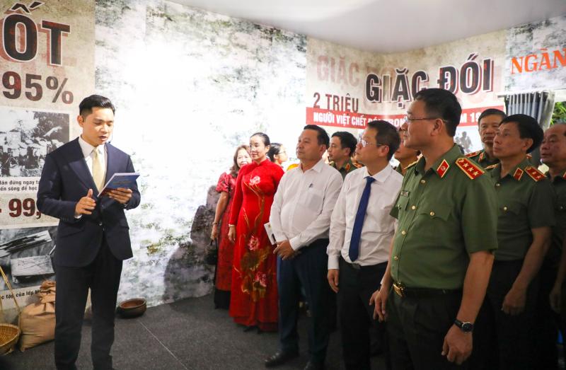 Không gian văn hóa 3 miền hội tụ tại chuỗi chương trình 'Tổ quốc bình yên' - Ảnh 10. Không gian văn hóa 3 miền hội tụ tại chuỗi chương trình 'Tổ quốc bình yên' - Ảnh 10.
