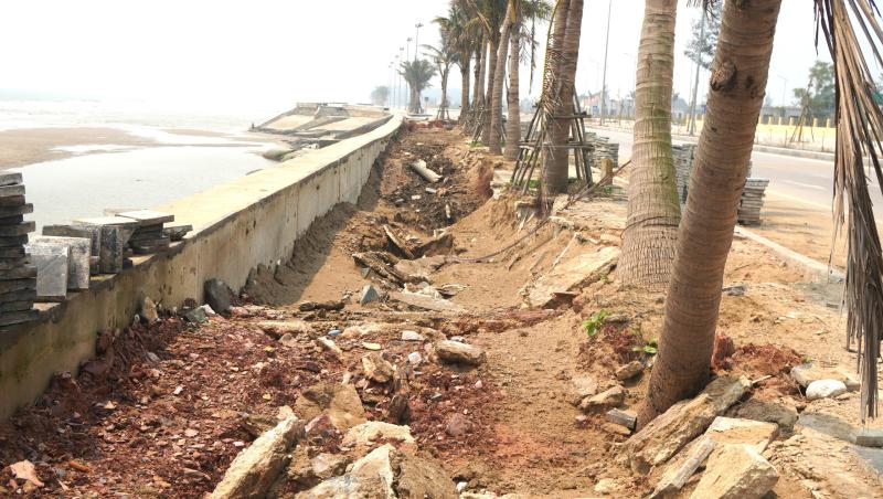 Kè biển Hải Tiến sụt lún dù thời tiết yên bình năm 2026 - Ảnh 3. Kè biển Hải Tiến sụt lún dù thời tiết yên bình năm 2026 - Ảnh 3.
