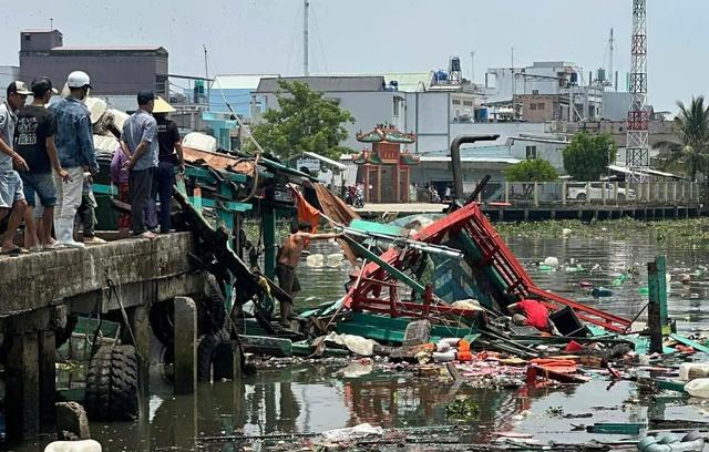 Nổ tàu thu mua hải sản ở An Giang, 5 người bị thương- Ảnh 1. Nổ tàu thu mua hải sản ở An Giang, 5 người bị thương- Ảnh 1.