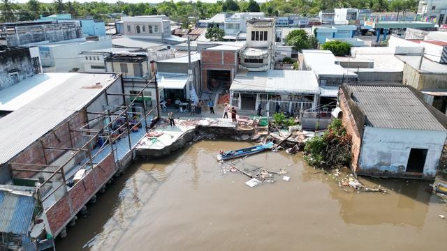 Sạt lở liên tiếp tại Cà Mau, đường sá và nhà cửa người dân nằm dưới sông- Ảnh 10. Sạt lở liên tiếp tại Cà Mau, đường sá và nhà cửa người dân nằm dưới sông- Ảnh 10.