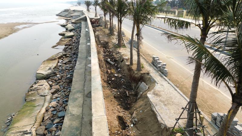 Kè biển Hải Tiến sụt lún dù thời tiết yên bình năm 2026 - Ảnh 11. Kè biển Hải Tiến sụt lún dù thời tiết yên bình năm 2026 - Ảnh 11.