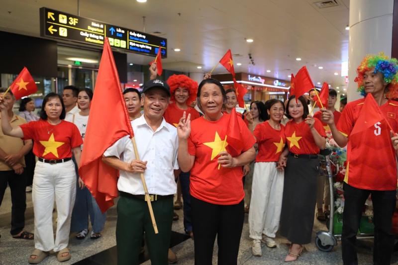 U.17 Việt Nam mang cúp vàng về nước: Không nghỉ ngơi, bắt tay ngay vào chinh phục giải châu Á- Ảnh 1.