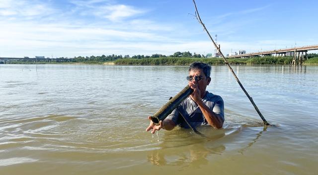 Nghề đặt ống tre bắt cá bống sông Trà Khúc - hương vị quê hương Quảng Ngãi - Ảnh 2. Nghề đặt ống tre bắt cá bống sông Trà Khúc - hương vị quê hương Quảng Ngãi - Ảnh 2.
