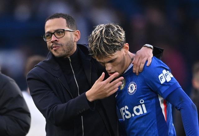 Chelsea 'gây sốc' khi sa thải HLV Rosenior sau 107 ngày, đền bù hơn 853 tỉ đồng- Ảnh 2. Chelsea 'gây sốc' khi sa thải HLV Rosenior sau 107 ngày, đền bù hơn 853 tỉ đồng- Ảnh 2.