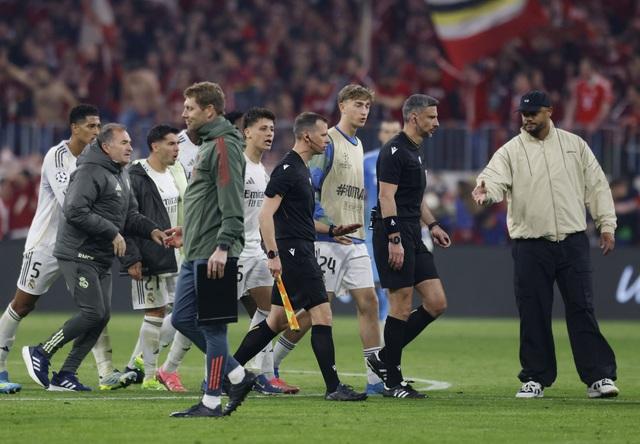 HLV Real Madrid và cầu thủ 'công kích' trọng tài dữ dội, Chủ tịch Perez làm điều hiếm gặp- Ảnh 2.