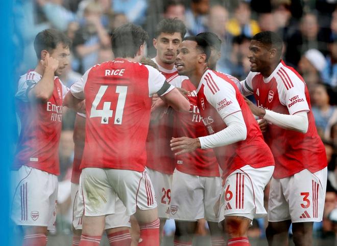 Haaland giúp Man City đánh bại Arsenal trận 'chung kết mùa', Liverpool giành 3 điểm phút 100- Ảnh 3.