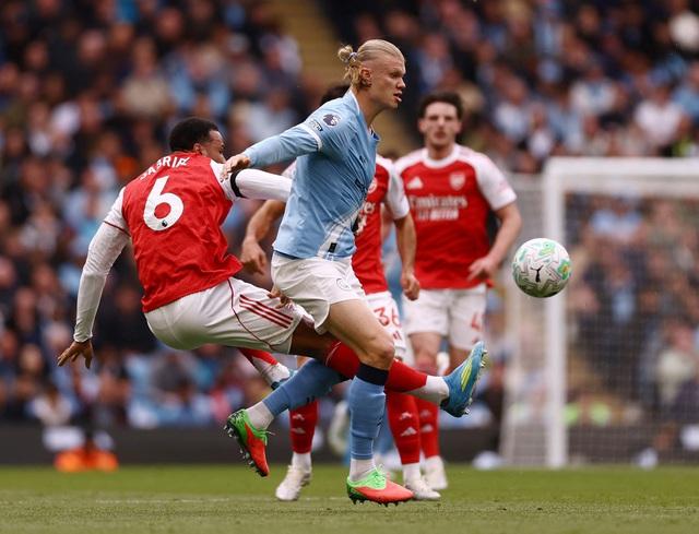 Haaland giúp Man City đánh bại Arsenal trận 'chung kết mùa', Liverpool giành 3 điểm phút 100- Ảnh 1.