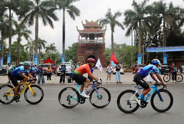Sôi động cuộc đua xe đạp quanh Thành cổ- Ảnh 3. Sôi động cuộc đua xe đạp quanh Thành cổ- Ảnh 3.