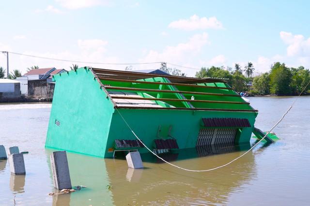 Sạt lở liên tiếp tại Cà Mau, đường sá và nhà cửa người dân nằm dưới sông- Ảnh 3. Sạt lở liên tiếp tại Cà Mau, đường sá và nhà cửa người dân nằm dưới sông- Ảnh 3.