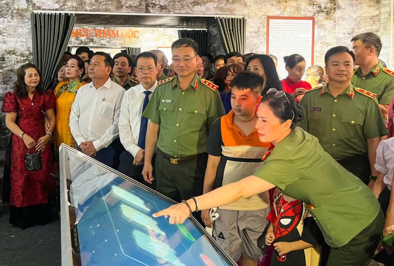 Không gian văn hóa 3 miền hội tụ tại chuỗi chương trình 'Tổ quốc bình yên' - Ảnh 11. Không gian văn hóa 3 miền hội tụ tại chuỗi chương trình 'Tổ quốc bình yên' - Ảnh 11.