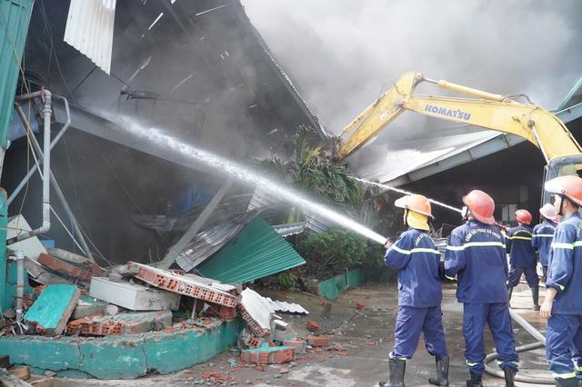 Cháy lớn nhà xưởng ở Gia Lai, huy động nhiều lực lượng dập lửa- Ảnh 2. Cháy lớn nhà xưởng ở Gia Lai, huy động nhiều lực lượng dập lửa- Ảnh 2.