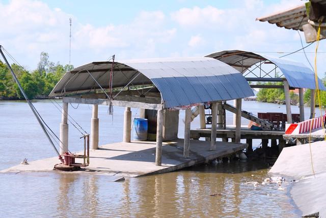 Sạt lở liên tiếp tại Cà Mau, đường sá và nhà cửa người dân nằm dưới sông- Ảnh 4. Sạt lở liên tiếp tại Cà Mau, đường sá và nhà cửa người dân nằm dưới sông- Ảnh 4.