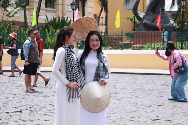 Đi du lịch lễ 30.4 - 1.5 sợ đắt đỏ, nhiều người chọn... ở nhà  - Ảnh 4.