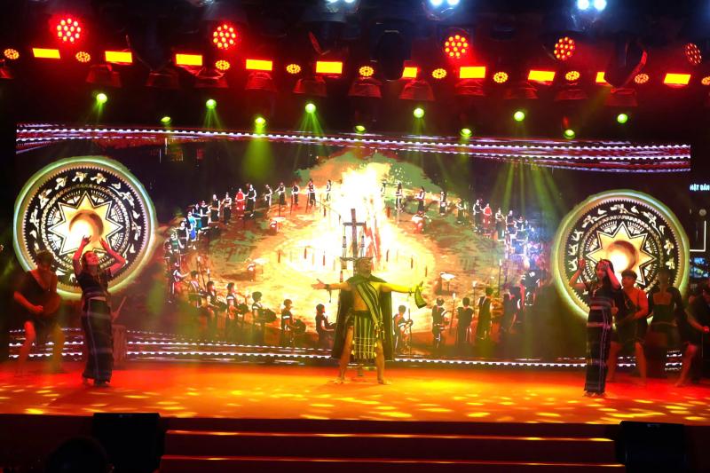 Không gian văn hóa 3 miền hội tụ tại chuỗi chương trình 'Tổ quốc bình yên' - Ảnh 3. Không gian văn hóa 3 miền hội tụ tại chuỗi chương trình 'Tổ quốc bình yên' - Ảnh 3.