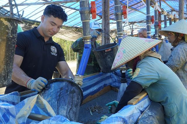 Tìm người từng ở bên kia chiến tuyến: 'Chúng ta sẽ chưa dừng lại!'- Ảnh 7. Tìm người từng ở bên kia chiến tuyến: 'Chúng ta sẽ chưa dừng lại!'- Ảnh 7.