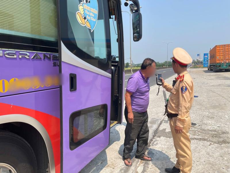 Xuyên lễ 30.4 - 1.5, CSGT Đà Nẵng 'mạnh tay' phạt nồng độ cồn, tốc độ ở cửa ngõ- Ảnh 1. Xuyên lễ 30.4 - 1.5, CSGT Đà Nẵng 'mạnh tay' phạt nồng độ cồn, tốc độ ở cửa ngõ- Ảnh 1.