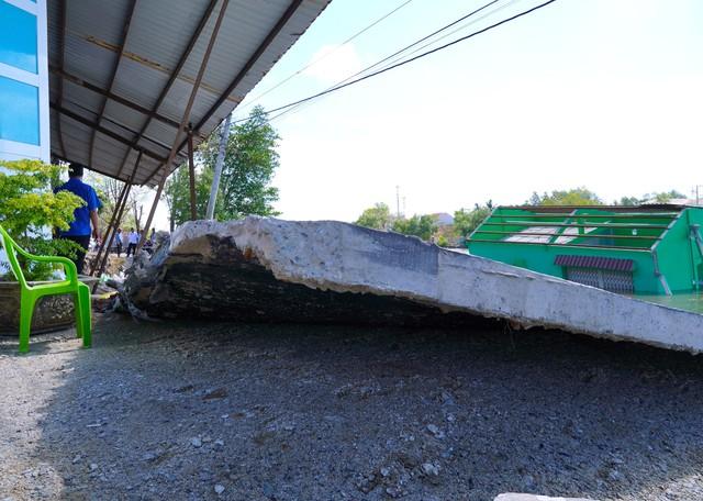 Sạt lở liên tiếp tại Cà Mau, đường sá và nhà cửa người dân nằm dưới sông- Ảnh 7. Sạt lở liên tiếp tại Cà Mau, đường sá và nhà cửa người dân nằm dưới sông- Ảnh 7.