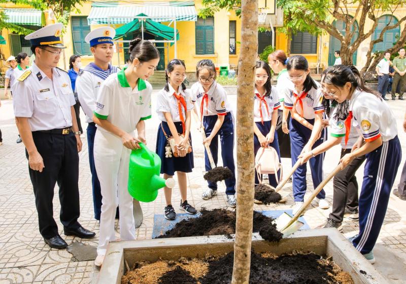 Hoa hậu Thanh Hà mang thông điệp hòa bình - môi trường đến 'đất lửa' Quảng Trị- Ảnh 2. Hoa hậu Thanh Hà mang thông điệp hòa bình - môi trường đến 'đất lửa' Quảng Trị- Ảnh 2.