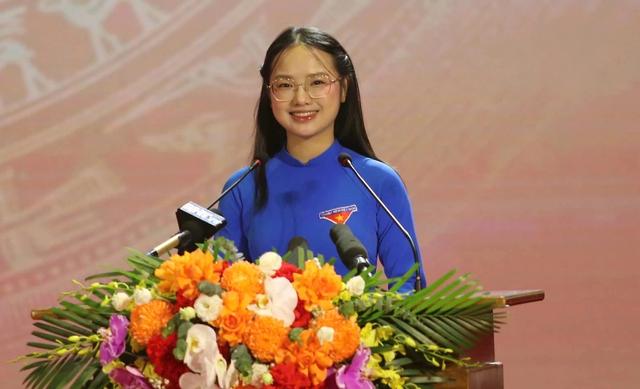 Nữ sinh Hà Tĩnh gây 'sốt' mạng xã hội với bài phát biểu đầy khí chất- Ảnh 1. Nữ sinh Hà Tĩnh gây 'sốt' mạng xã hội với bài phát biểu đầy khí chất- Ảnh 1.