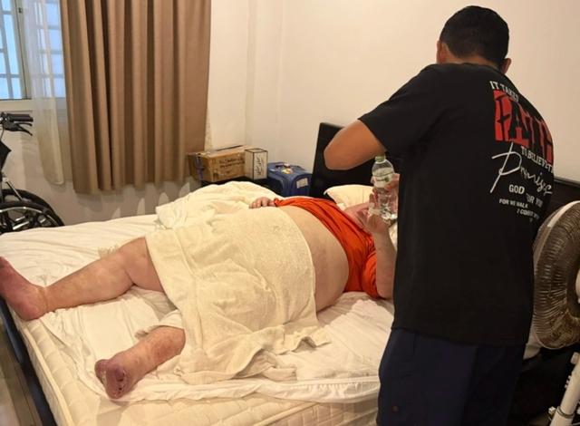 Đà Nẵng: Giải cứu du khách Mỹ nặng gần 300 kg mắc kẹt trong phòng vệ sinh- Ảnh 2.