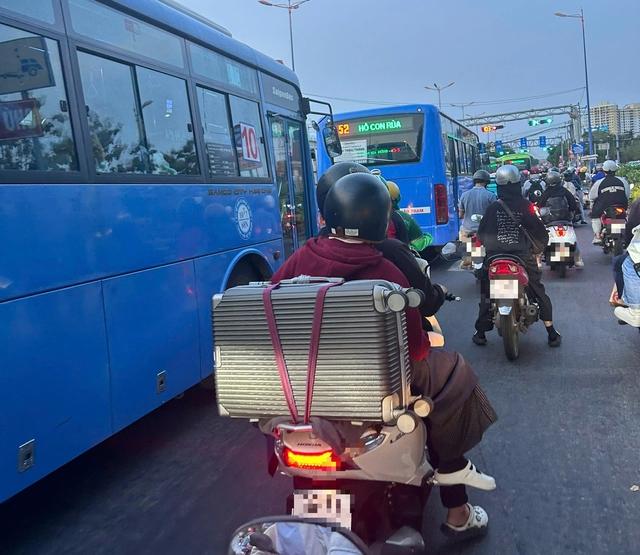 Nhiều người chở hành lý rời TP.HCM, đường sá ken đặc xe trước lễ 30.4 - 1.5 - Ảnh 3.