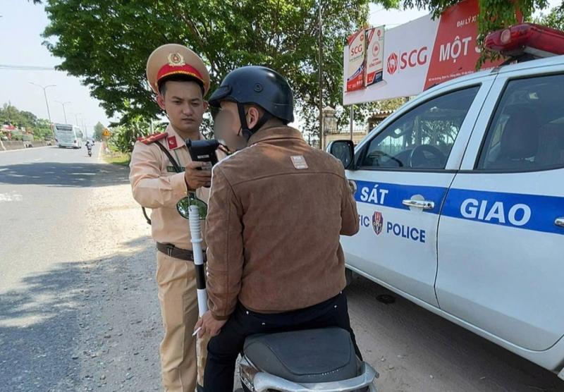 Xuyên lễ 30.4 - 1.5, CSGT Đà Nẵng 'mạnh tay' phạt nồng độ cồn, tốc độ ở cửa ngõ- Ảnh 2. Xuyên lễ 30.4 - 1.5, CSGT Đà Nẵng 'mạnh tay' phạt nồng độ cồn, tốc độ ở cửa ngõ- Ảnh 2.