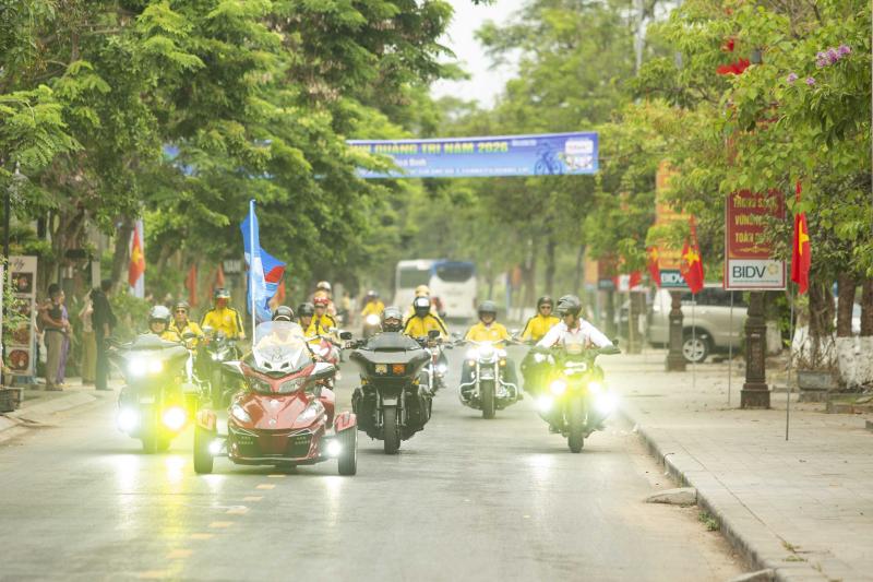 Người dân và du khách thành cổ hào hứng chứng kiến hàng trăm tay đua tranh tài- Ảnh 2. Người dân và du khách thành cổ hào hứng chứng kiến hàng trăm tay đua tranh tài- Ảnh 2.