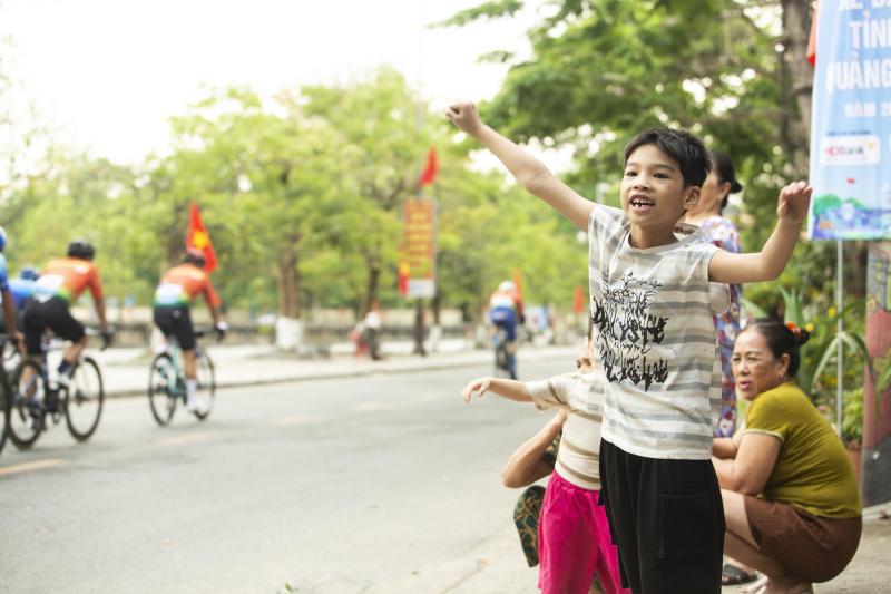 Người dân và du khách thành cổ hào hứng chứng kiến hàng trăm tay đua tranh tài- Ảnh 4. Người dân và du khách thành cổ hào hứng chứng kiến hàng trăm tay đua tranh tài- Ảnh 4.