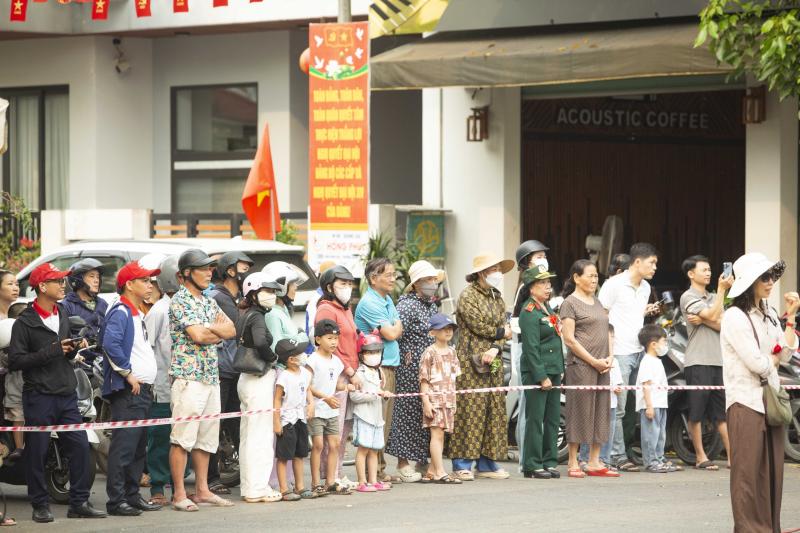Người dân và du khách thành cổ hào hứng chứng kiến hàng trăm tay đua tranh tài- Ảnh 6. Người dân và du khách thành cổ hào hứng chứng kiến hàng trăm tay đua tranh tài- Ảnh 6.