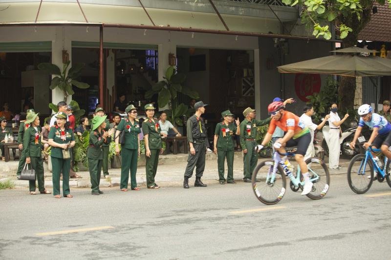 Người dân và du khách thành cổ hào hứng chứng kiến hàng trăm tay đua tranh tài- Ảnh 7. Người dân và du khách thành cổ hào hứng chứng kiến hàng trăm tay đua tranh tài- Ảnh 7.