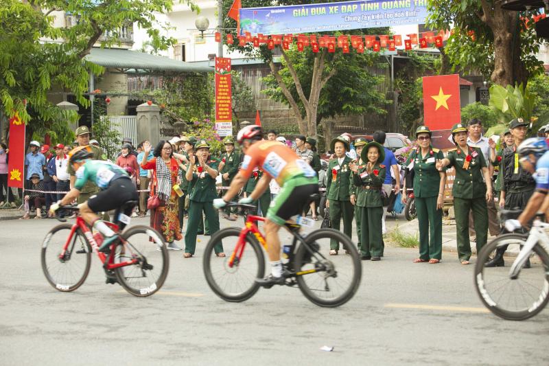 Người dân và du khách thành cổ hào hứng chứng kiến hàng trăm tay đua tranh tài- Ảnh 8. Người dân và du khách thành cổ hào hứng chứng kiến hàng trăm tay đua tranh tài- Ảnh 8.