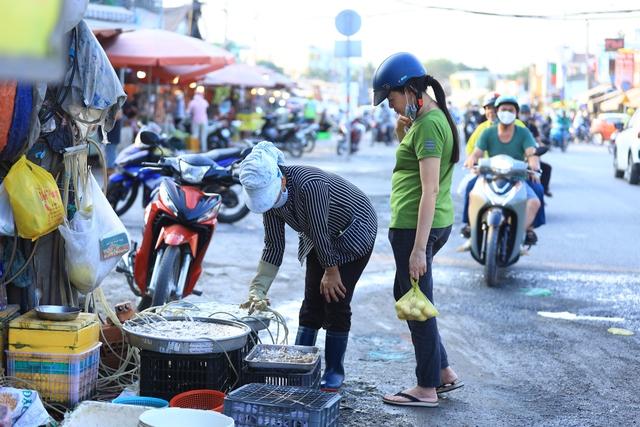 Giá thực phẩm tăng: Quán cơm 10.000 đồng ở TP.HCM vẫn 'ngược dòng'- Ảnh 2. Giá thực phẩm tăng: Quán cơm 10.000 đồng ở TP.HCM vẫn 'ngược dòng'- Ảnh 2.
