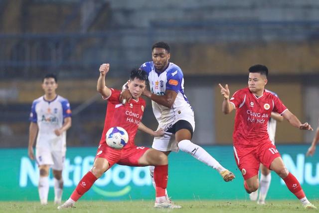 Đình Bắc bùng nổ lập hat-trick, CLB CAHN đánh bại SLNA: Thẳng tiến đến ngôi vô địch V-League- Ảnh 3. Đình Bắc bùng nổ lập hat-trick, CLB CAHN đánh bại SLNA: Thẳng tiến đến ngôi vô địch V-League- Ảnh 3.