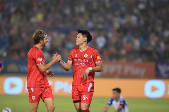 Đình Bắc bùng nổ lập hat-trick, CLB CAHN đánh bại SLNA: Thẳng tiến đến ngôi vô địch V-League- Ảnh 1. Đình Bắc bùng nổ lập hat-trick, CLB CAHN đánh bại SLNA: Thẳng tiến đến ngôi vô địch V-League- Ảnh 1.