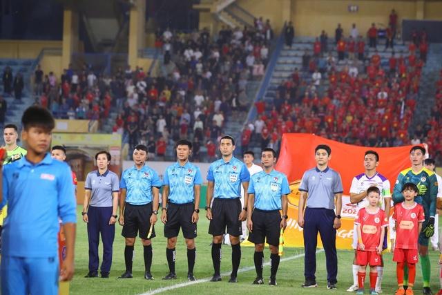 Hai trọng tài Hàn Quốc điều hành trận cực nóng vòng 21, chỉ tiếc HLV Popov vẫn bị ‘treo giò’- Ảnh 4. Hai trọng tài Hàn Quốc điều hành trận cực nóng vòng 21, chỉ tiếc HLV Popov vẫn bị ‘treo giò’- Ảnh 4.
