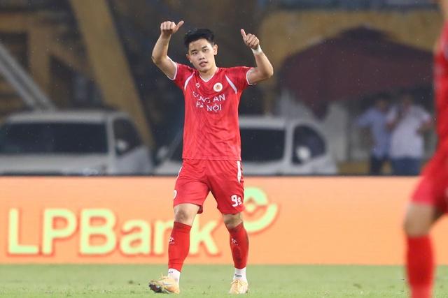 Đình Bắc bùng nổ lập hat-trick, CLB CAHN đánh bại SLNA: Thẳng tiến đến ngôi vô địch V-League- Ảnh 2. Đình Bắc bùng nổ lập hat-trick, CLB CAHN đánh bại SLNA: Thẳng tiến đến ngôi vô địch V-League- Ảnh 2.