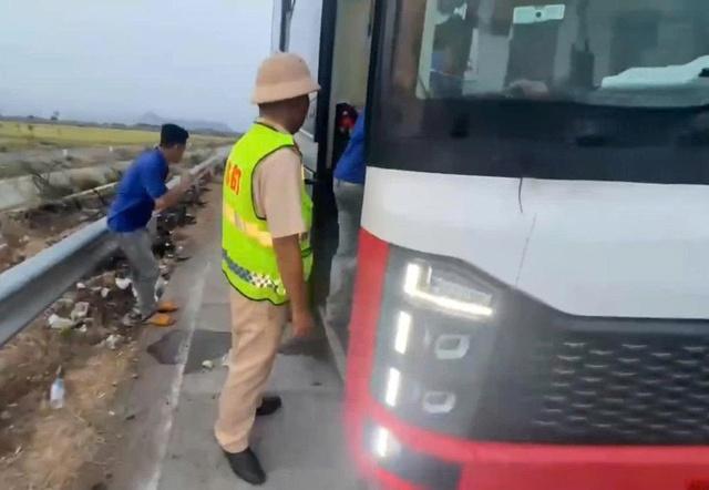Xe khách nhồi nhét bị phạt gần 100 triệu đồng- Ảnh 1. Xe khách nhồi nhét bị phạt gần 100 triệu đồng- Ảnh 1.