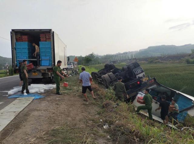 Công an 'giải cứu' 3 tấn tôm trên quốc lộ 1 sau tai nạn lúc rạng sáng - Ảnh 1. Công an 'giải cứu' 3 tấn tôm trên quốc lộ 1 sau tai nạn lúc rạng sáng - Ảnh 1.