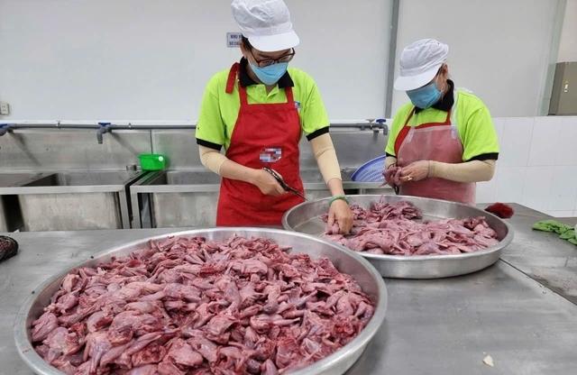 40.000 đồng/suất cơm không đủ no: Công nhân chật vật, doanh nghiệp lỗ 100 triệu đồng/tháng- Ảnh 3. 40.000 đồng/suất cơm không đủ no: Công nhân chật vật, doanh nghiệp lỗ 100 triệu đồng/tháng- Ảnh 3.