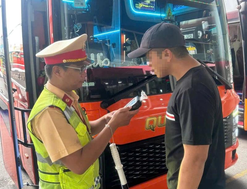 Xuyên lễ 30.4 - 1.5, CSGT Đà Nẵng 'mạnh tay' phạt nồng độ cồn, tốc độ ở cửa ngõ- Ảnh 4. Xuyên lễ 30.4 - 1.5, CSGT Đà Nẵng 'mạnh tay' phạt nồng độ cồn, tốc độ ở cửa ngõ- Ảnh 4.
