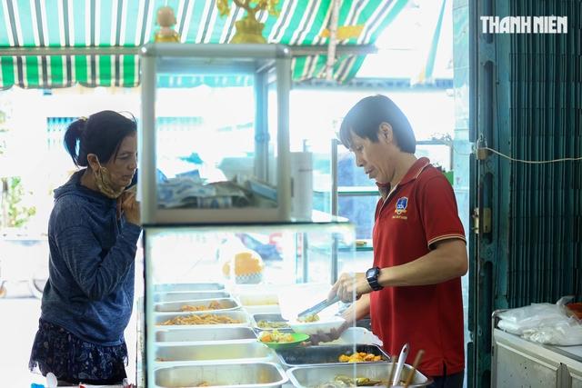 Giá thực phẩm tăng: Quán cơm 10.000 đồng ở TP.HCM vẫn 'ngược dòng'- Ảnh 1. Giá thực phẩm tăng: Quán cơm 10.000 đồng ở TP.HCM vẫn 'ngược dòng'- Ảnh 1.