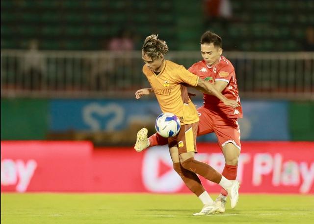 Tốp trụ hạng quyết gom điểm, chờ đột biến từ HAGL: V-League nghẹt thở!- Ảnh 1. Tốp trụ hạng quyết gom điểm, chờ đột biến từ HAGL: V-League nghẹt thở!- Ảnh 1.
