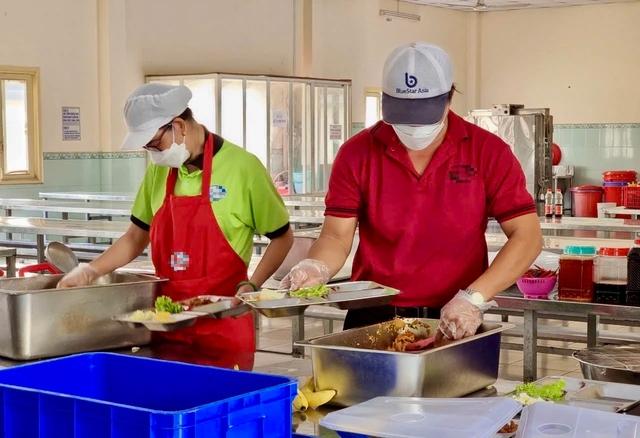 40.000 đồng/suất cơm không đủ no: Công nhân chật vật, doanh nghiệp lỗ 100 triệu đồng/tháng- Ảnh 4. 40.000 đồng/suất cơm không đủ no: Công nhân chật vật, doanh nghiệp lỗ 100 triệu đồng/tháng- Ảnh 4.
