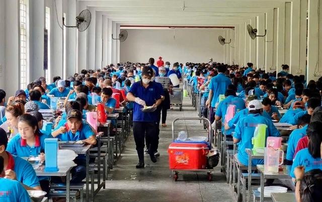 40.000 đồng/suất cơm không đủ no: Công nhân chật vật, doanh nghiệp lỗ 100 triệu đồng/tháng- Ảnh 2. 40.000 đồng/suất cơm không đủ no: Công nhân chật vật, doanh nghiệp lỗ 100 triệu đồng/tháng- Ảnh 2.