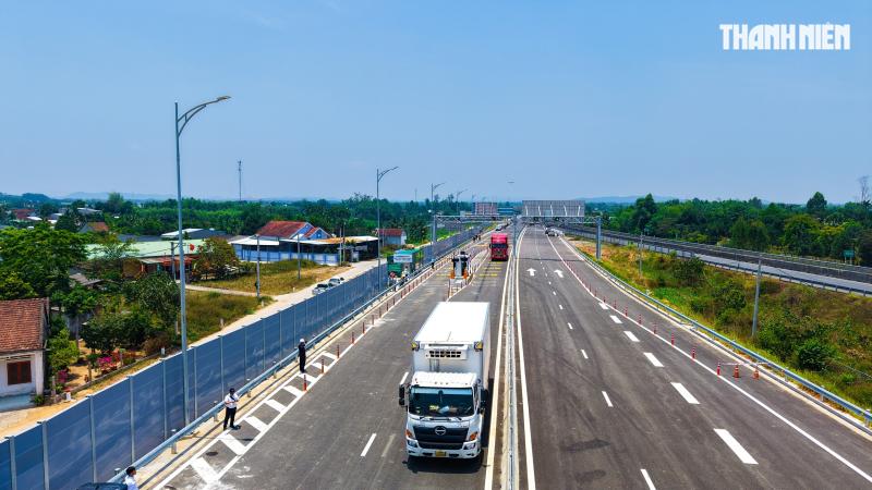 Cao tốc Quảng Ngãi - Hoài Nhơn chính thức thông xe- Ảnh 1. Cao tốc Quảng Ngãi - Hoài Nhơn chính thức thông xe- Ảnh 1.